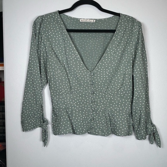 - Abercrombie & Fitch Sage Green Blouse with 3/4 Sleeves and VNeck. Size M. - Picture 1 of 9